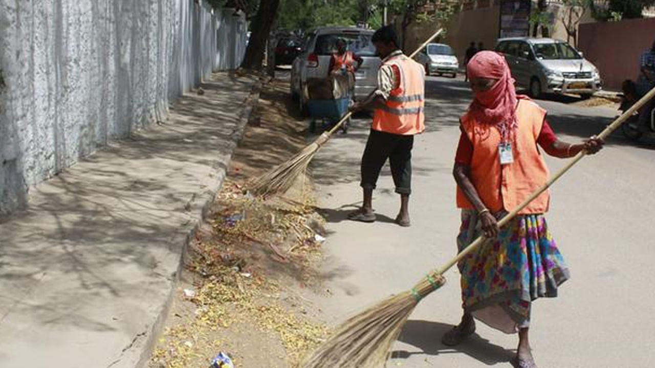 Viral: పార్కింగ్ స్థలంలో ఊడుస్తుండగా స్వీపర్‌కి కనిపించిన ప్యాకెట్స్.. వాటిని ఓపెన్ చేయగా కళ్లు జిగేల్