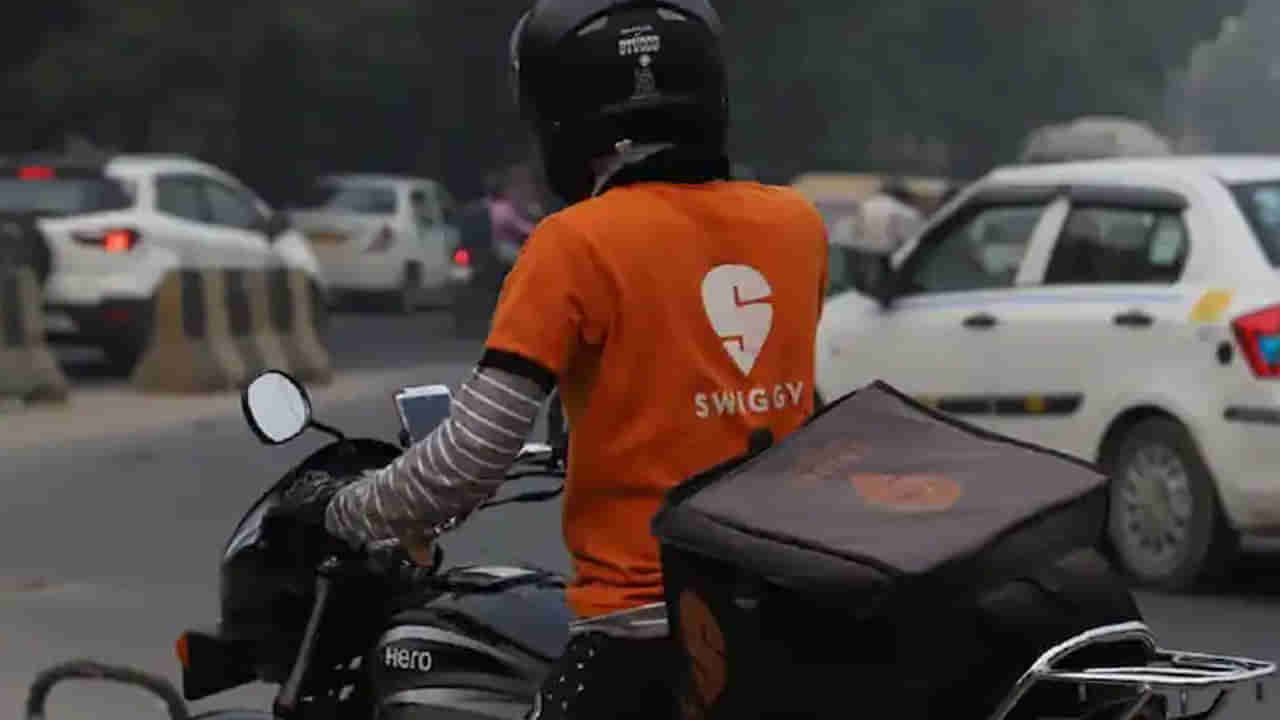 Swiggy: కస్టమర్తో పులిహోర కలిపిన స్విగ్గీ డెలివరీ బాయ్.. తిట్టిపోస్తున్న నెటిజన్లు..