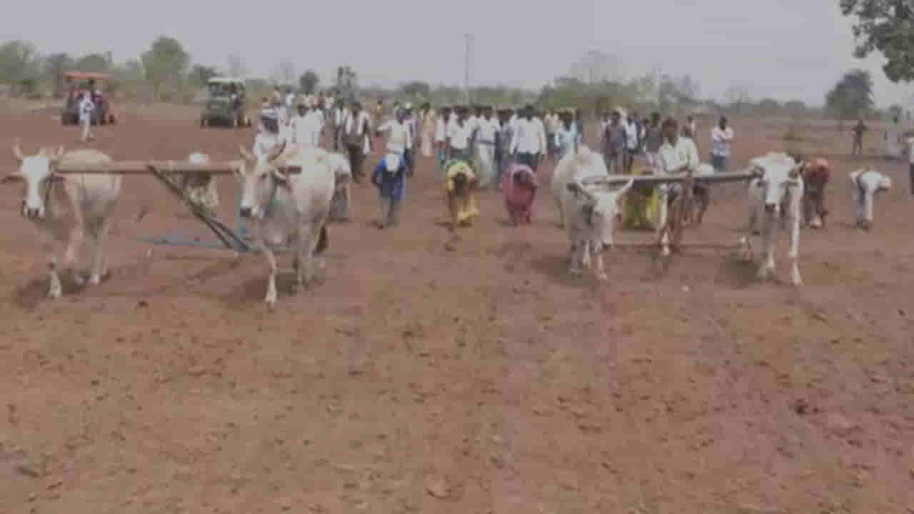 Telangana: రైతు కోసం ఊరు ఊరంతా కదిలింది.. కబ్జాకు గురైన భూమిలో మూకుమ్మడిగా దుక్కులు