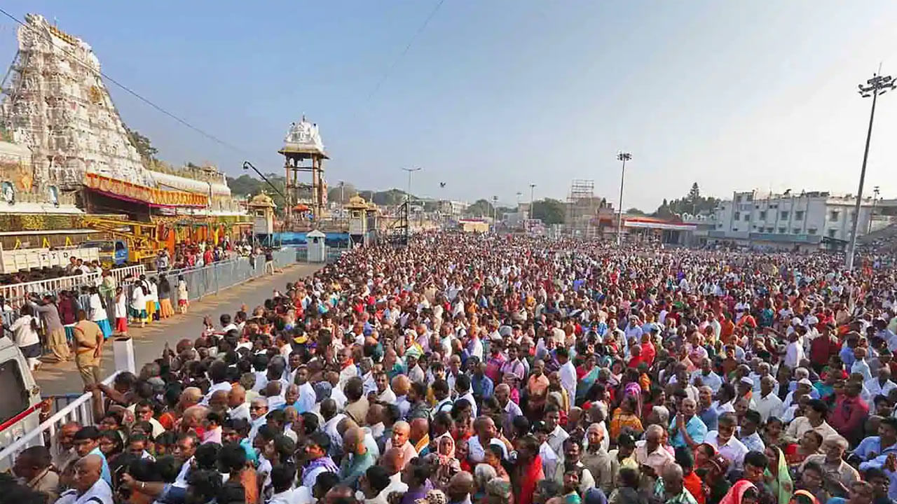 Tirumala News: తిరుమలలో ఒక్కసారిగా పెరిగిన భక్తుల రద్దీ.. శ్రీవారి దర్శనానికి 30 గంటల సమయం..