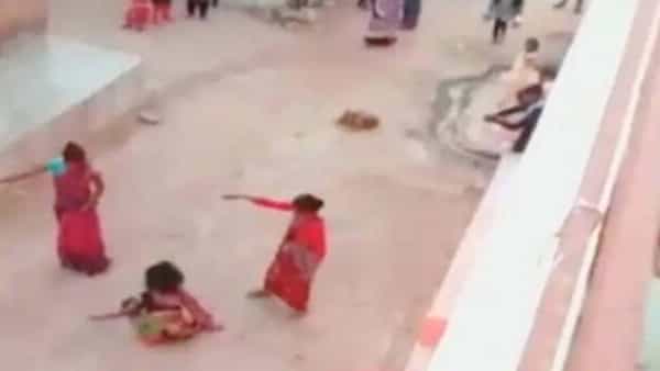 Viral News: రెండోసారి ఆడపిల్లే పుట్టిందని కోడలిపై అత్తింటి సభ్యులు దాడి.. రోడ్డు మీద చిత్ర హింసలు..