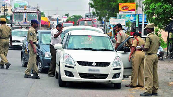Viral: వాహన తనిఖీల్లో మూడు కార్లు ఆపిన పోలీసులు.. అనుమానంతో చెక్ చేయగా మైండ్ బ్లాంక్!