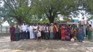 Andhra Pradesh: ఆ ఊర్లో చిచ్చు పెట్టిన రహదారి.. రోడ్డు మీదకొచ్చిన 45 కుటుంబాలు..
