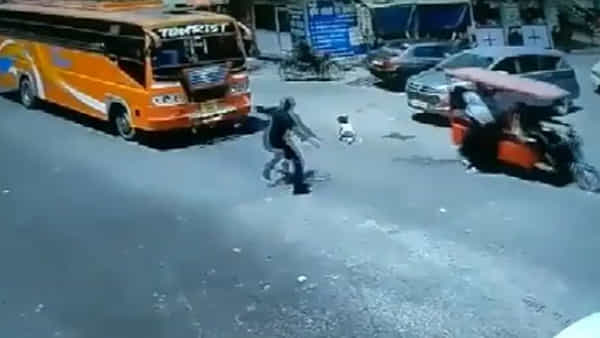 Viral Video: సలాం పోలీస్.. చిన్నారిని కాపాడిన ట్రాఫిక్ పోలీస్.. వైరల్ అవుతోన్న వీడియో