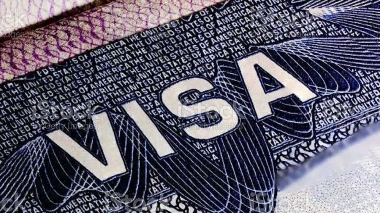 US visa: భారతీయులు అమెరికా వెళ్లాలంటే 2024 వరకు ఆగాల్సిందే..  విజిటింగ్‌ వీసాలకు విపరీతమైన డిమాండ్‌