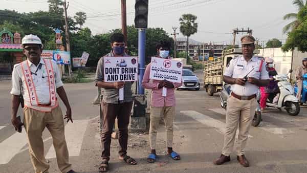 AP News: మందు కొట్టి బండెక్కితే.. ఆ డ్యూటీ చేయాల్సిందే..! డ్రింకర్ల బెండు తీస్తున్న పోలీసులు