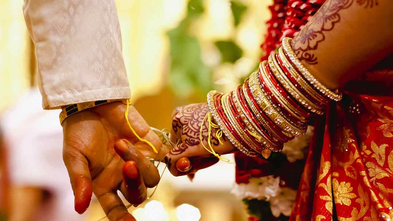 Wedding Video : అరెరరె.. ఇదేక్కడి పరేషాన్‌రా బాబు.. వరమాల వేయరా అంటే ఆగమైన పెళ్లికొడుకు..