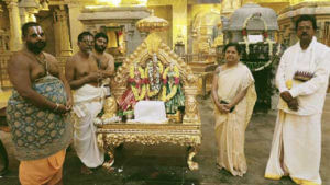Yadagirigutta Temple: యాదాద్రికి పొట్టెత్తిన భక్తులు..స్వామివారికి ఎన్నారై దంపతులు బంగారు సింహాసనం కానుక