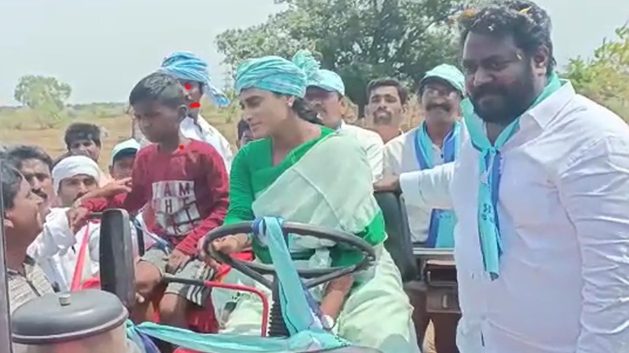 YS Sharmila: తగ్గెదేలే.. ట్రాక్టర్ ఎక్కి దుక్కి దున్నిన వైఎస్ షర్మిల.. 90వ రోజుకు పాదయాత్ర.. Watch Video