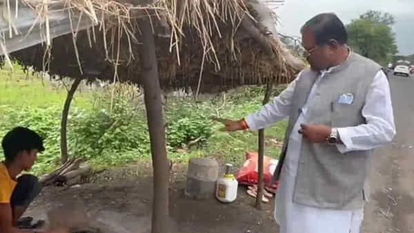 Viral video: మన దగ్గర బేరాల్లేవమ్మా.. కేంద్ర మంత్రితో మక్క కంకులమ్మే కుర్రాడి మాటలు వైరల్..