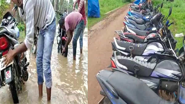 Viral Video: మరీ ఇలా ఉన్నారేంట్రా బాబూ.. వర్షపు నీటిలో బైక్ల వాష్.. నోరెళ్లబెడుతోన్న స్థానికులు..