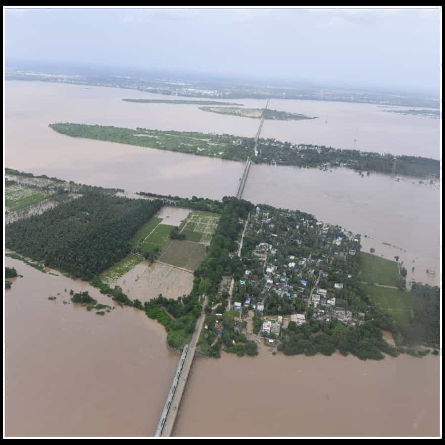 Godavari Floods: భద్రాచలం చుట్టూ చేరిన నీటి ప్రవాహాన్ని పరిశీలిస్తున్న సీఎం జగన్.. వైరల్ అవుతున్న ఎయిర్ వ్యూ ఫొటోస్