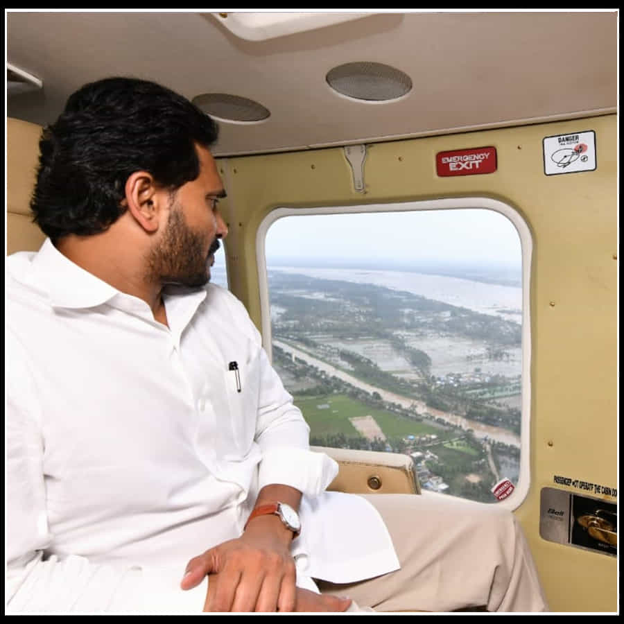 Godavari Floods: భద్రాచలం చుట్టూ చేరిన నీటి ప్రవాహాన్ని పరిశీలిస్తున్న సీఎం జగన్.. వైరల్ అవుతున్న ఎయిర్ వ్యూ ఫొటోస్