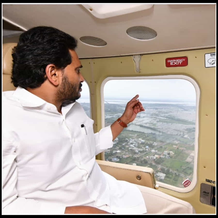 Godavari Floods: భద్రాచలం చుట్టూ చేరిన నీటి ప్రవాహాన్ని పరిశీలిస్తున్న సీఎం జగన్.. వైరల్ అవుతున్న ఎయిర్ వ్యూ ఫొటోస్