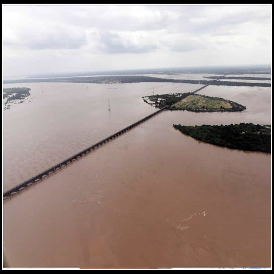 Godavari Floods: భద్రాచలం చుట్టూ చేరిన నీటి ప్రవాహాన్ని పరిశీలిస్తున్న సీఎం జగన్.. వైరల్ అవుతున్న ఎయిర్ వ్యూ ఫొటోస్