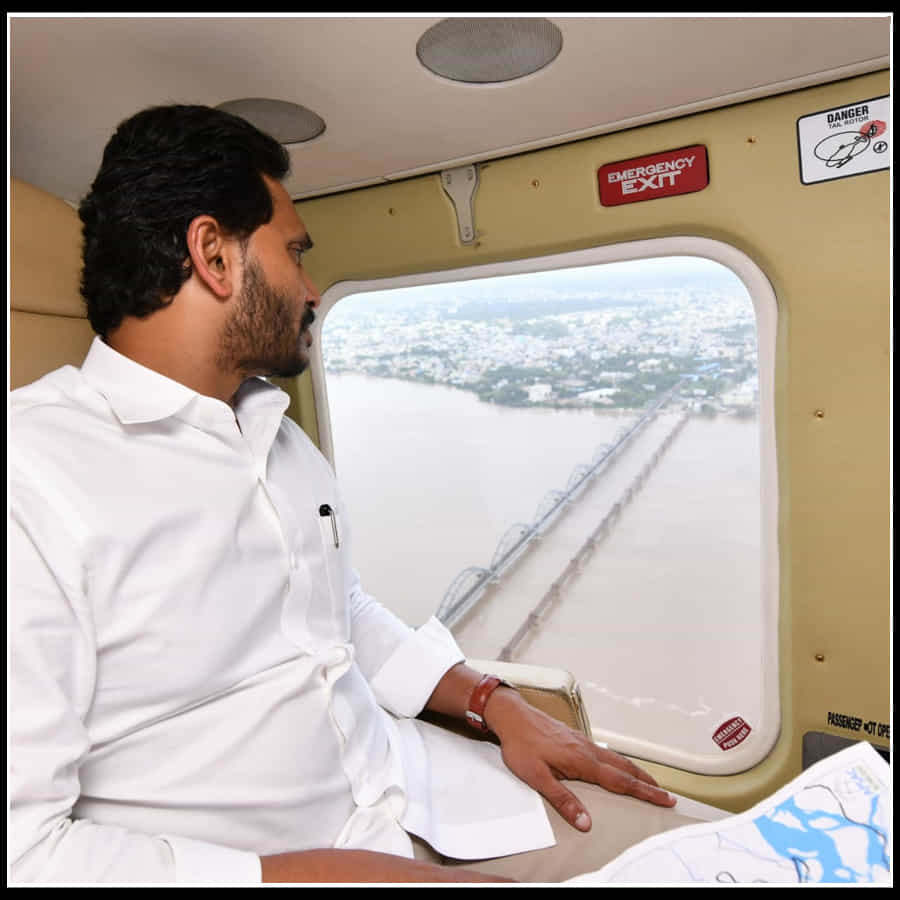 Godavari Floods: భద్రాచలం చుట్టూ చేరిన నీటి ప్రవాహాన్ని పరిశీలిస్తున్న సీఎం జగన్.. వైరల్ అవుతున్న ఎయిర్ వ్యూ ఫొటోస్