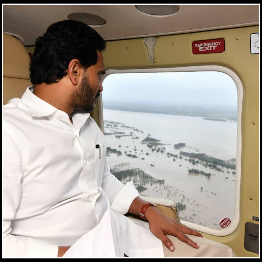 Godavari Floods: భద్రాచలం చుట్టూ చేరిన నీటి ప్రవాహాన్ని పరిశీలిస్తున్న సీఎం జగన్.. వైరల్ అవుతున్న ఎయిర్ వ్యూ ఫొటోస్