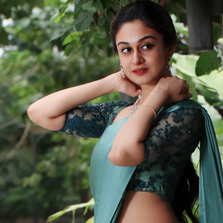 ఆ సినిమాలతో గ్లామర్ పరంగా ఆమె కి మంచి మార్కులు పడ్డాయి.