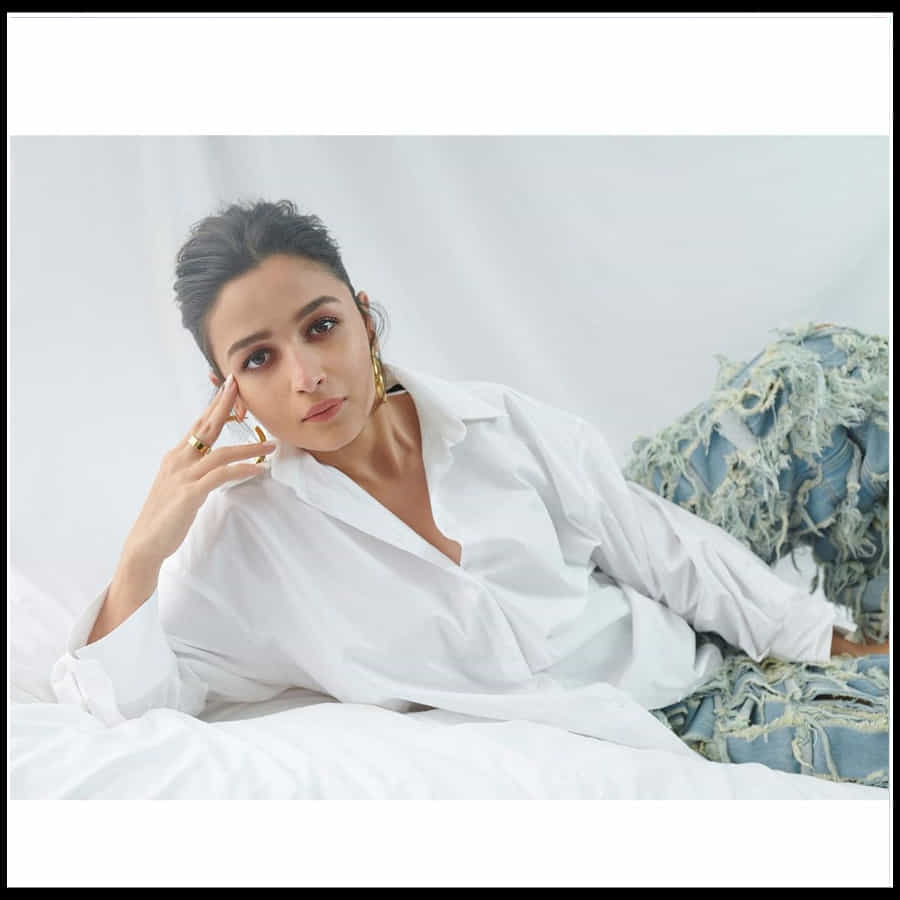 Alia Bhatt: వయ్యారాలు జాబిల్లి.. చందమామల మాయ చేస్తున్న చెలియా.. అలియా  ఫొటోస్