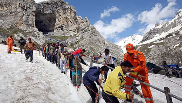 Amarnath Yatra: అమర్నాథ్ యాత్ర మరోసారి నిలిపివేత.. 2 వేల మంది యాత్రికులకు ఆక్సిజన్