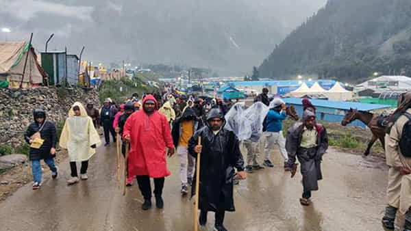 Amarnath Yatra: అమర్నాథ్ గుహ సమీపంలో భారీ వర్షం.. మరోసారి నిలిచిపోయిన యాత్ర..