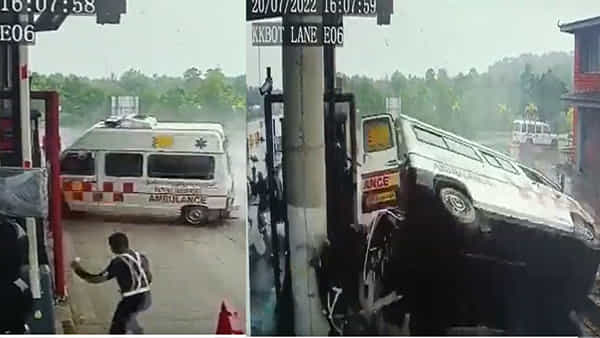 Ambulance accident: టోల్ బూత్ని ఢికొట్టిన అంబులెన్స్.. ఒళ్లు గగుర్పొడిచే వీడియో వైరల్..