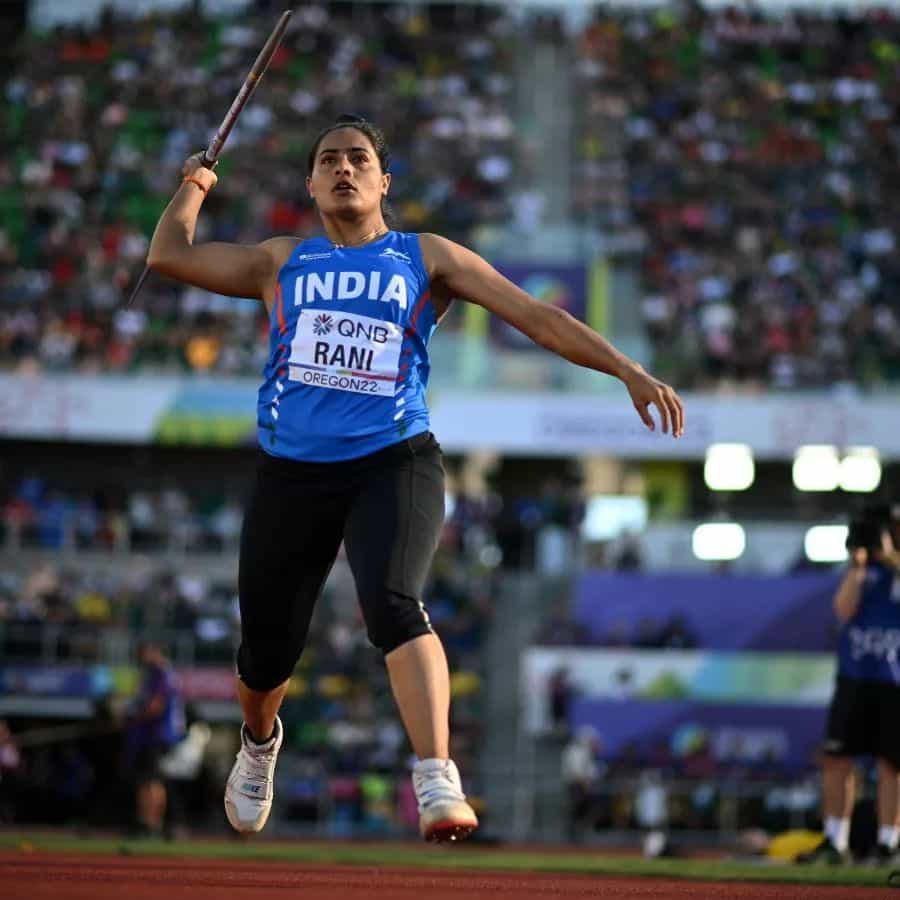 అనూ తండ్రి, ఆమె సోదరుడు, ఆమె మామ కూడా క్రీడలతో సంబంధం కలిగి ఉన్నారు. ఇటువంటి పరిస్థితిలో ఆమె చిన్నప్పటి నుంచి దాని వైపు మొగ్గు చూపేందుకు అవకాశం కల్పించింది. క్రికెట్ మ్యాచ్ సందర్భంగా ఆమె ప్రతిభను మొదటగా గుర్తించిన వ్యక్తి ఆమె సోదరుడు. మ్యాచ్ సమయంలో బౌండరీపై నిలబడి అనూ సులువుగా బంతిని బలంగా విసిరేది. దీంతో తన సోదరిని కొనసాగించాలని అతను నిర్ణయించుకున్నాడు. జావెలిన్ త్రోయర్గా అనూ ప్రయాణం అలా మొదలైంది.