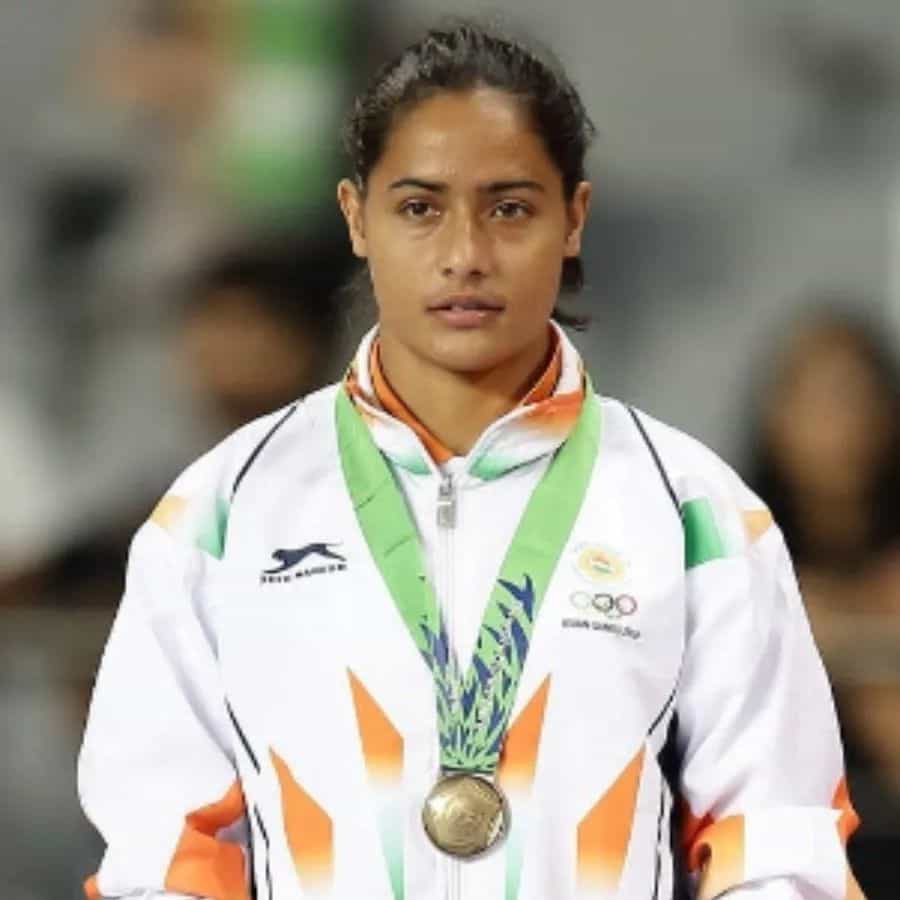 అనూ అనతికాలంలోనే జూనియర్ స్థాయికి ఎదిగింది. 2010లో ఢిల్లీలో జరిగిన కామన్వెల్త్ గేమ్స్లో ఆమె ఆటతీరుకు ముగ్ధుడైన కోచ్ కాశీనాథ్ నాయక్ రాణికి శిక్షణ ఇవ్వాలని నిర్ణయించుకున్నాడు. అతను బహదూర్పూర్కు వెళ్లి తన కుమార్తె చాలా ప్రతిభావంతురాలు, కాబట్టి క్యాంపునకు వెళ్లేందుకు అనూ తండ్రి, సోదరుడిని ఒప్పించింది.