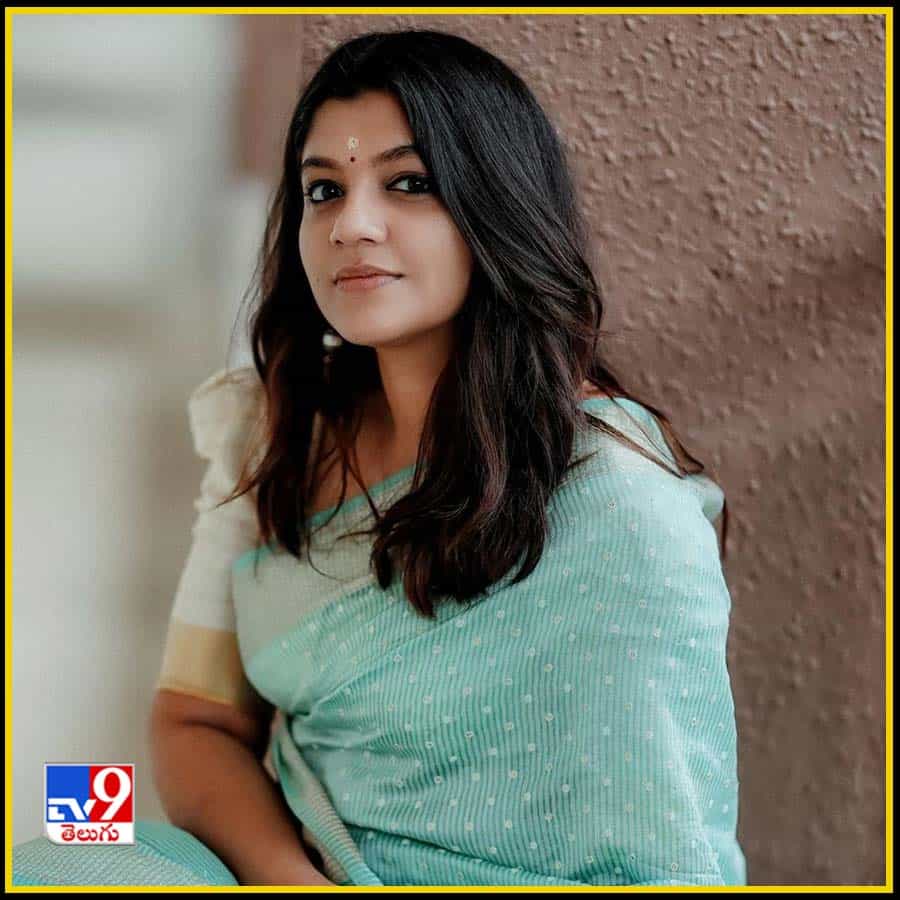 సూరరై పోట్రు సినిమా అవార్డుల పంట పండించింది. తెలుగులో ఆకాశమే నీహద్దురా గా వచ్చిన వచ్చిన ఈ సినిమా 68th నేషనల్ ఫిల్మ్ అవార్డ్స్లో ఏకంగా మూడు క్యాటగిరీల్లో అవార్డులు దక్కించుకుంది.