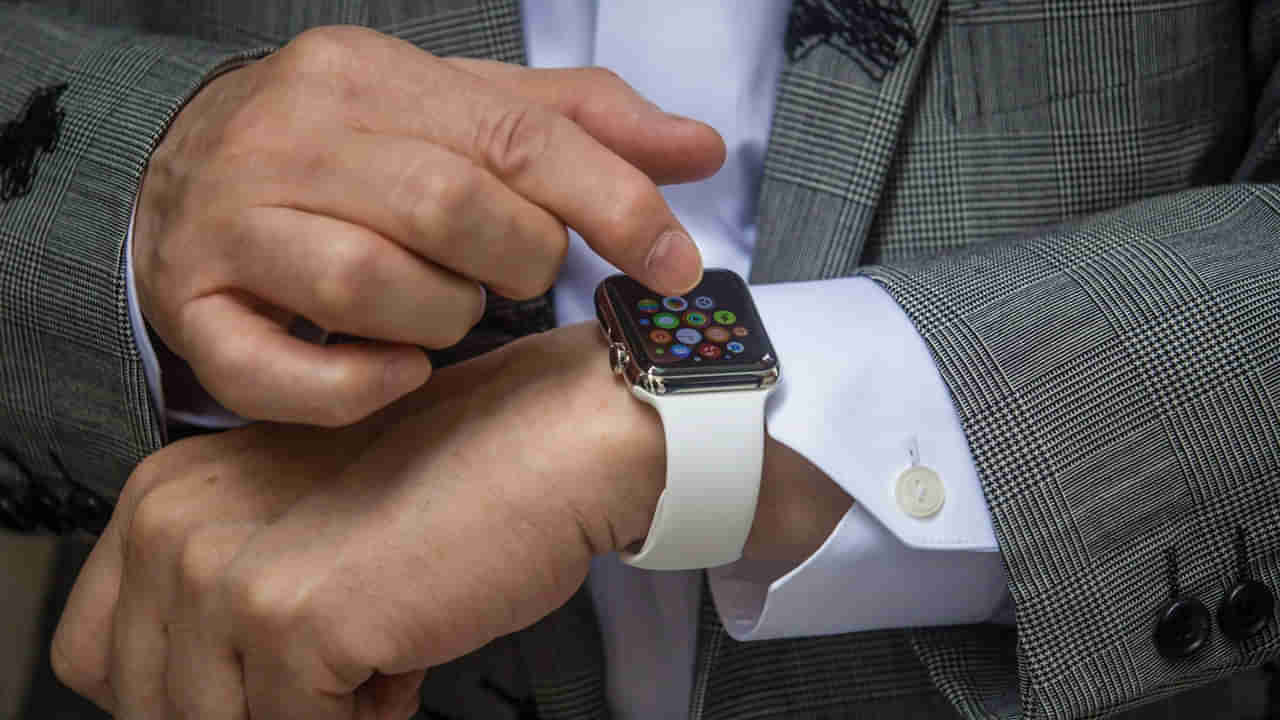 Apple Watch: యాపిల్‌ వాచ్‌ యూజర్లను అలర్ట్‌ చేసిన కేంద్ర ప్రభుత్వం.. వెంటనే ఆ పనిచేయాలని ఆదేశం.. లేదంటే..