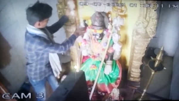 Theft in Temple: గుడిలో అమ్మవారు ఎవరికీ చెప్పలేరని భావించిన దొంగోడి ప్లాన్.. కానీ, మూడో నేత్రం పట్టేసింది..!