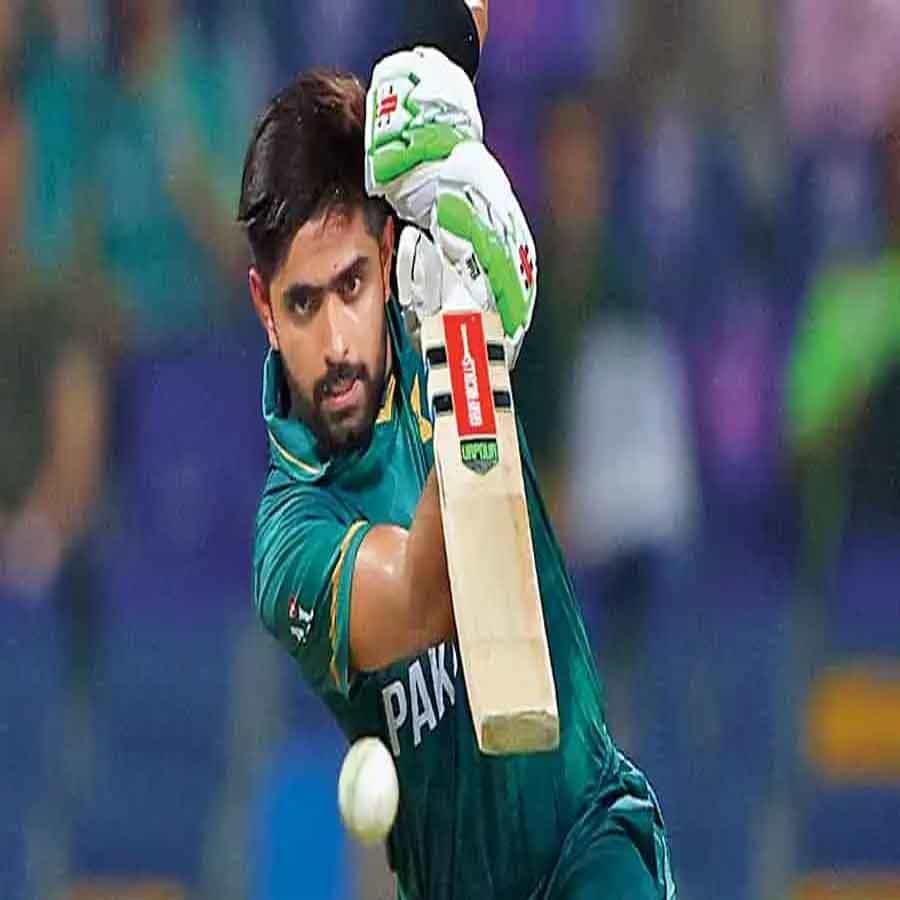 తాజాగా విడుదలైన ఐసీసీ ర్యాంకింగ్స్లో పాక్ కెప్టెన్ బాబర్ అజామ్ తన టెస్టు కెరీర్లో టాప్ ర్యాంకింగ్ను సాధించాడు. తాజా టెస్టు ర్యాంకింగ్స్లో ఆస్ట్రేలియా ఆటగాడు స్టీవ్ స్మిత్ను అధిగమించి బాబర్ మూడో స్థానానికి చేరుకుని అందరినీ ఆశ్చర్యపరిచాడు. ODI, T20 ర్యాంకింగ్స్లో నంబర్ 1 ర్యాంకు, టెస్ట్లలో 3వ స్థానంలో ఉన్నాడు.