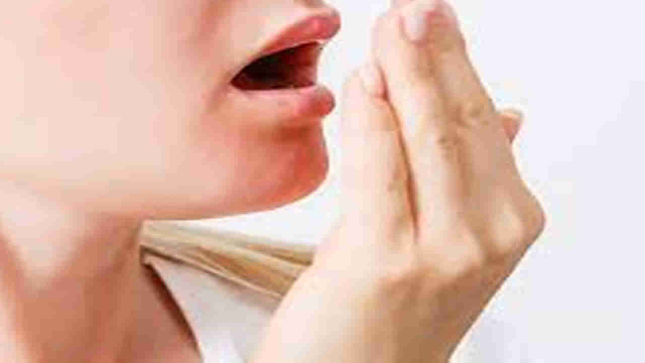 Bad Breath: నోటి దుర్వాసనతో బాధపడుతున్నారా..ఈ చిట్కాలతో చెక్‌ పెట్టొచ్చు..