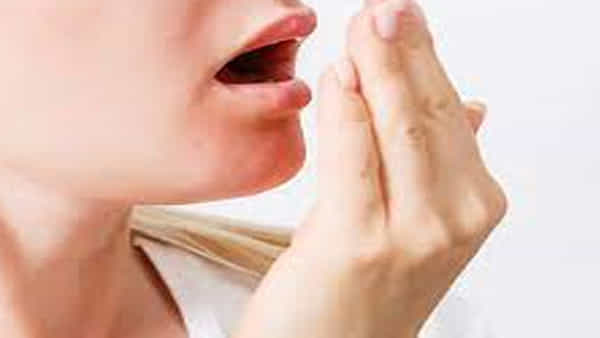 Bad Breath: నోటి దుర్వాసనతో బాధపడుతున్నారా..ఈ చిట్కాలతో చెక్ పెట్టొచ్చు..