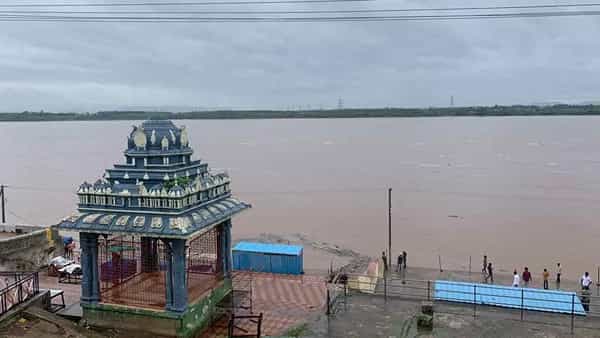 Godavari Floods: భద్రాచలం వద్ద పెరిగిన గోదావరి వరద ఉధృతి.. 53.40 అడుగులకు చేరిన నీటిమట్టం..