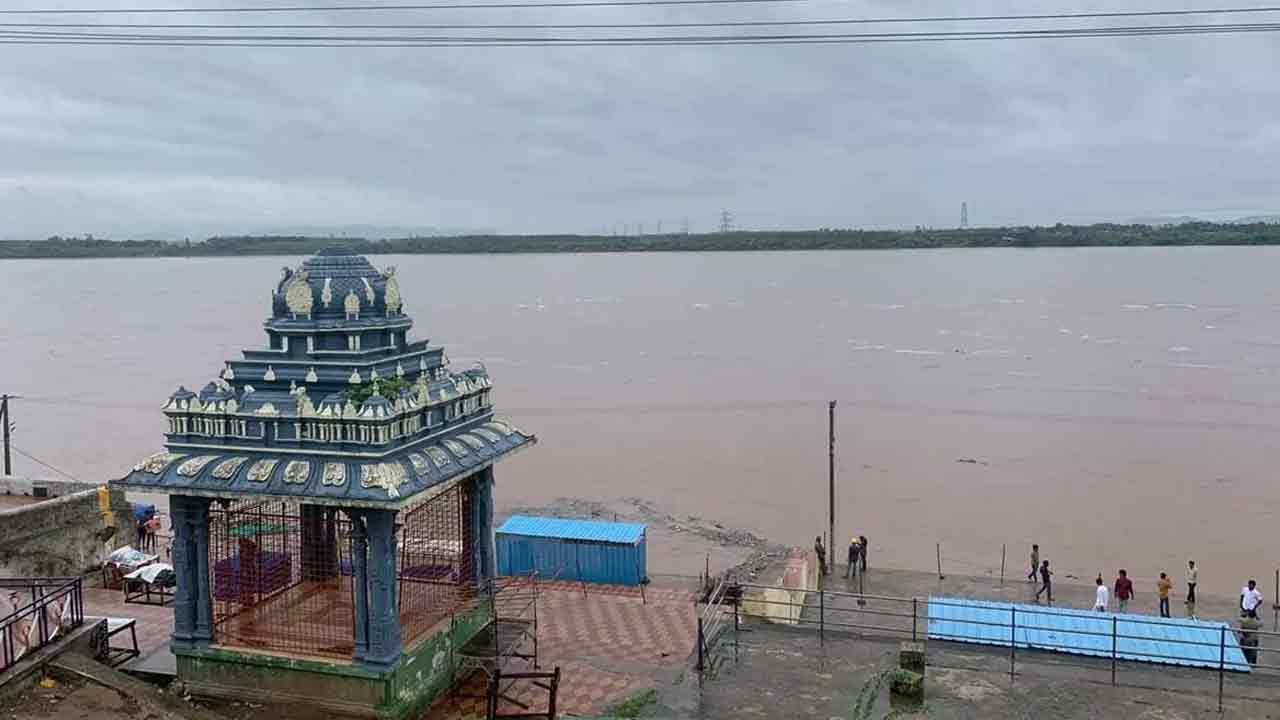 Godavari Floods: భద్రాచలం వద్ద పెరిగిన గోదావరి వరద ఉధృతి.. 53.40 అడుగులకు చేరిన నీటిమట్టం..