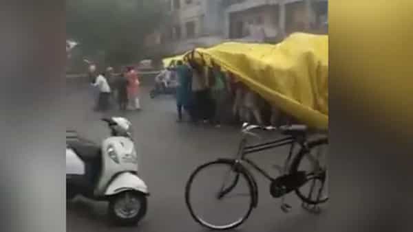Viral Video: బరాత్కు అడ్డుపడిన భారీ వర్షం.. బంధువుల ప్లాన్ చూస్తే మతిపోవాల్సిందే.. నెట్టింట వైరల్ వీడియో..