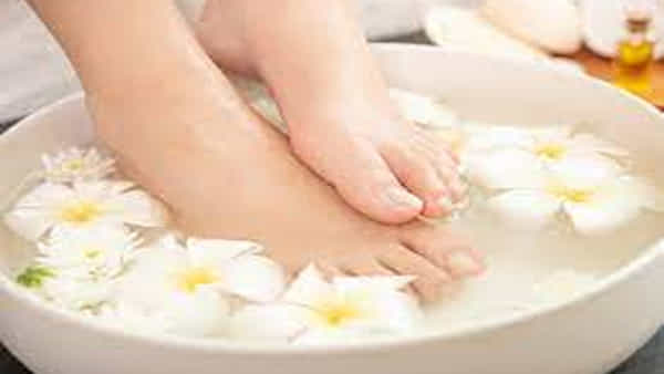 Beauty Tips: వర్షాకాలంలో అరికాళ్లు, వేళ్లు దురద పెడుతున్నాయా? బకెట్ నీళ్లలో ఇవి కలిపి..