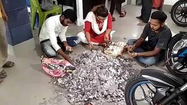 Viral News: బీడీలు చేస్తూ చిల్లర జమ చేశాడు.. సంచి నిండా 2 రూపాయల నాణేలతో షోరూంకి వెళ్లాడు..