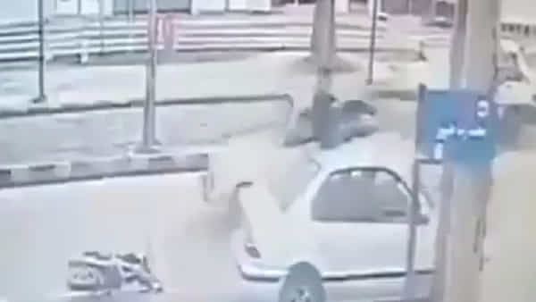 Viral Video: అదృష్టవంతుడు..! టూవీలర్ నుంచి ఫోర్ వీలర్కి ఇట్టే ఎగిరిపడ్డాడు.. జాతకంలో రాసుందంటే ఇదేనేమో మరి..