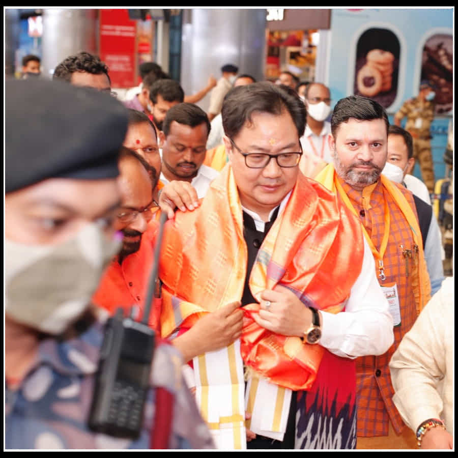 Bjp Leaders In Hyderabad: ప్రముఖ నాయకులకు బొట్టుపెట్టి మరి ఆహ్వానిస్తున్న బీజేపీ మహిళా కార్యకర్తలు...(ఫొటోస్)
