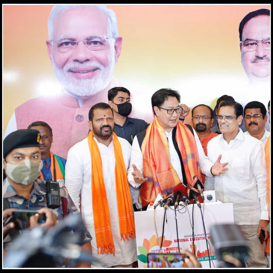 Bjp Leaders In Hyderabad: ప్రముఖ నాయకులకు బొట్టుపెట్టి మరి ఆహ్వానిస్తున్న బీజేపీ మహిళా కార్యకర్తలు...(ఫొటోస్)