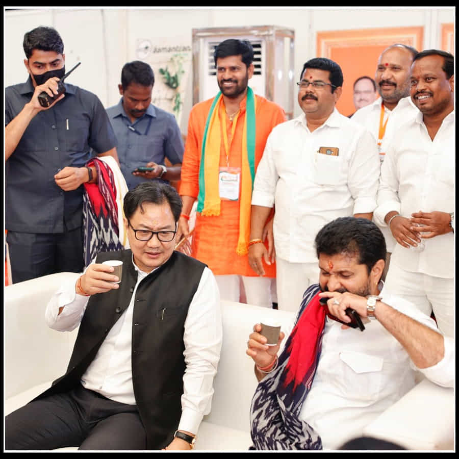 Bjp Leaders In Hyderabad: ప్రముఖ నాయకులకు బొట్టుపెట్టి మరి ఆహ్వానిస్తున్న బీజేపీ మహిళా కార్యకర్తలు...(ఫొటోస్)