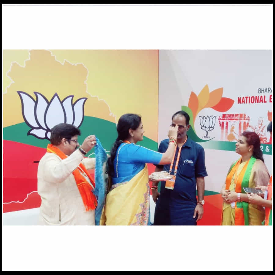 Bjp Leaders In Hyderabad: ప్రముఖ నాయకులకు బొట్టుపెట్టి మరి ఆహ్వానిస్తున్న బీజేపీ మహిళా కార్యకర్తలు...(ఫొటోస్)