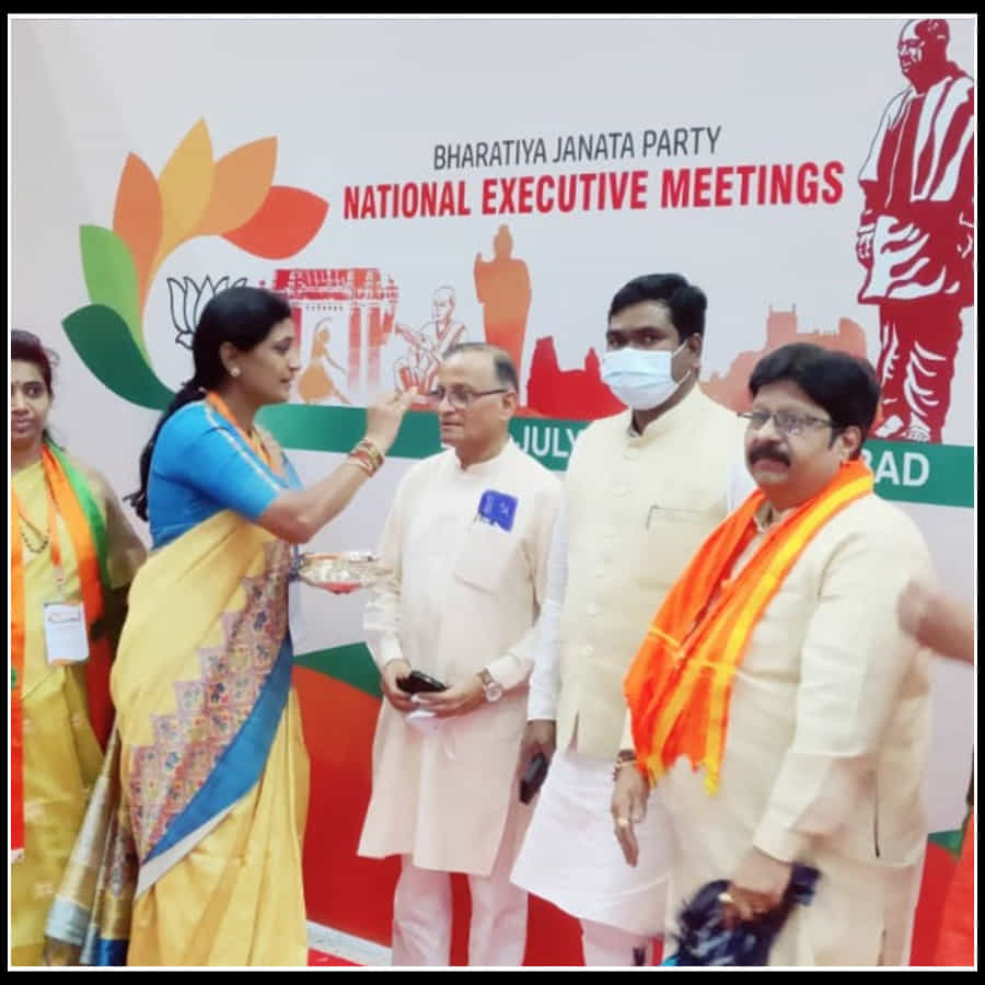 Bjp Leaders In Hyderabad: ప్రముఖ నాయకులకు బొట్టుపెట్టి మరి ఆహ్వానిస్తున్న బీజేపీ మహిళా కార్యకర్తలు...(ఫొటోస్)