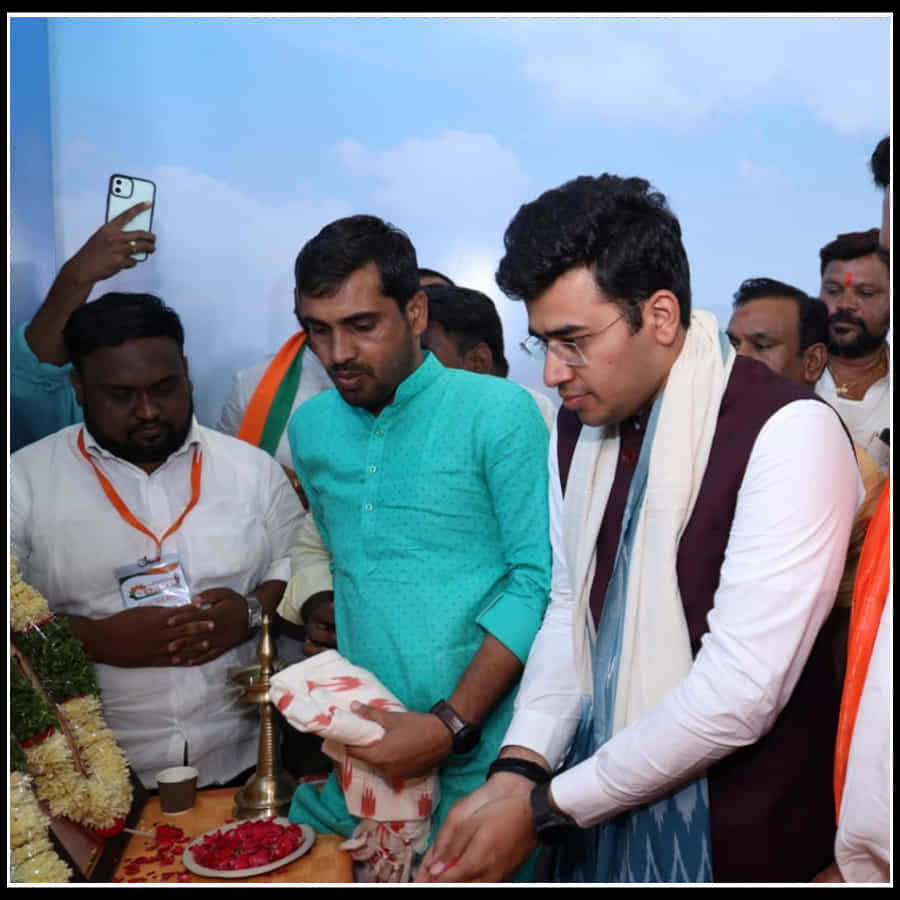 Bjp Leaders In Hyderabad: ప్రముఖ నాయకులకు బొట్టుపెట్టి మరి ఆహ్వానిస్తున్న బీజేపీ మహిళా కార్యకర్తలు...(ఫొటోస్)