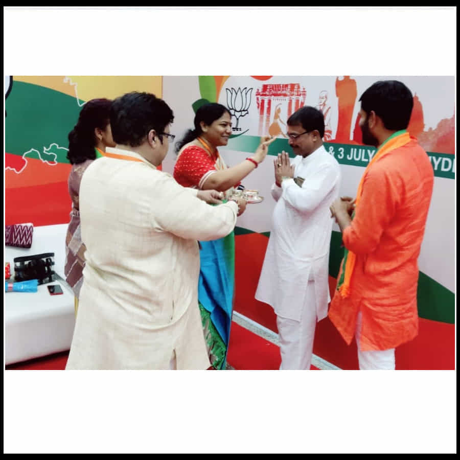 Bjp Leaders In Hyderabad: ప్రముఖ నాయకులకు బొట్టుపెట్టి మరి ఆహ్వానిస్తున్న బీజేపీ మహిళా కార్యకర్తలు...(ఫొటోస్)