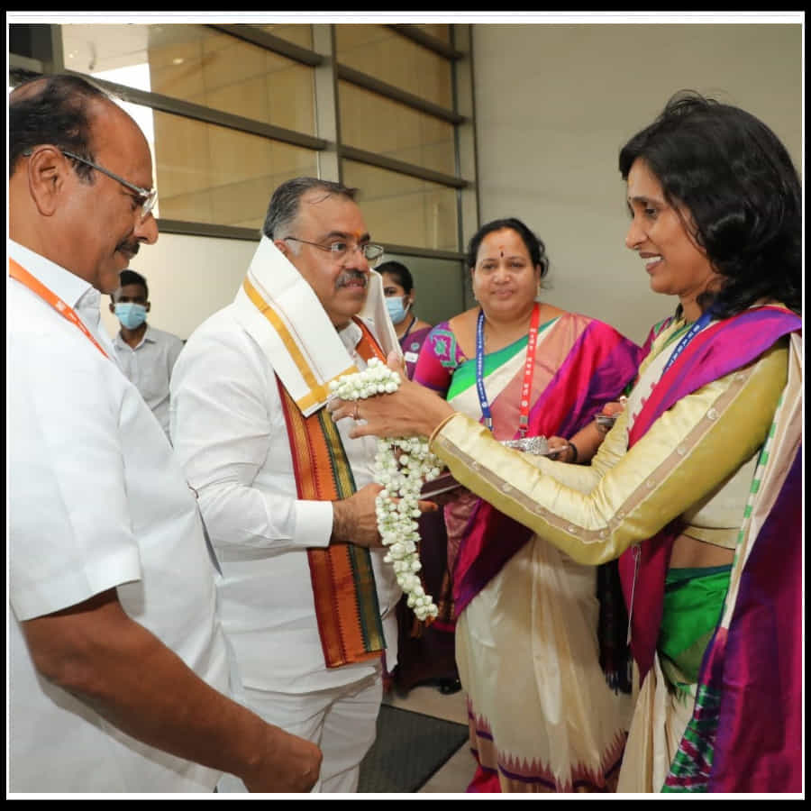 Bjp Leaders In Hyderabad: ప్రముఖ నాయకులకు బొట్టుపెట్టి మరి ఆహ్వానిస్తున్న బీజేపీ మహిళా కార్యకర్తలు...(ఫొటోస్)