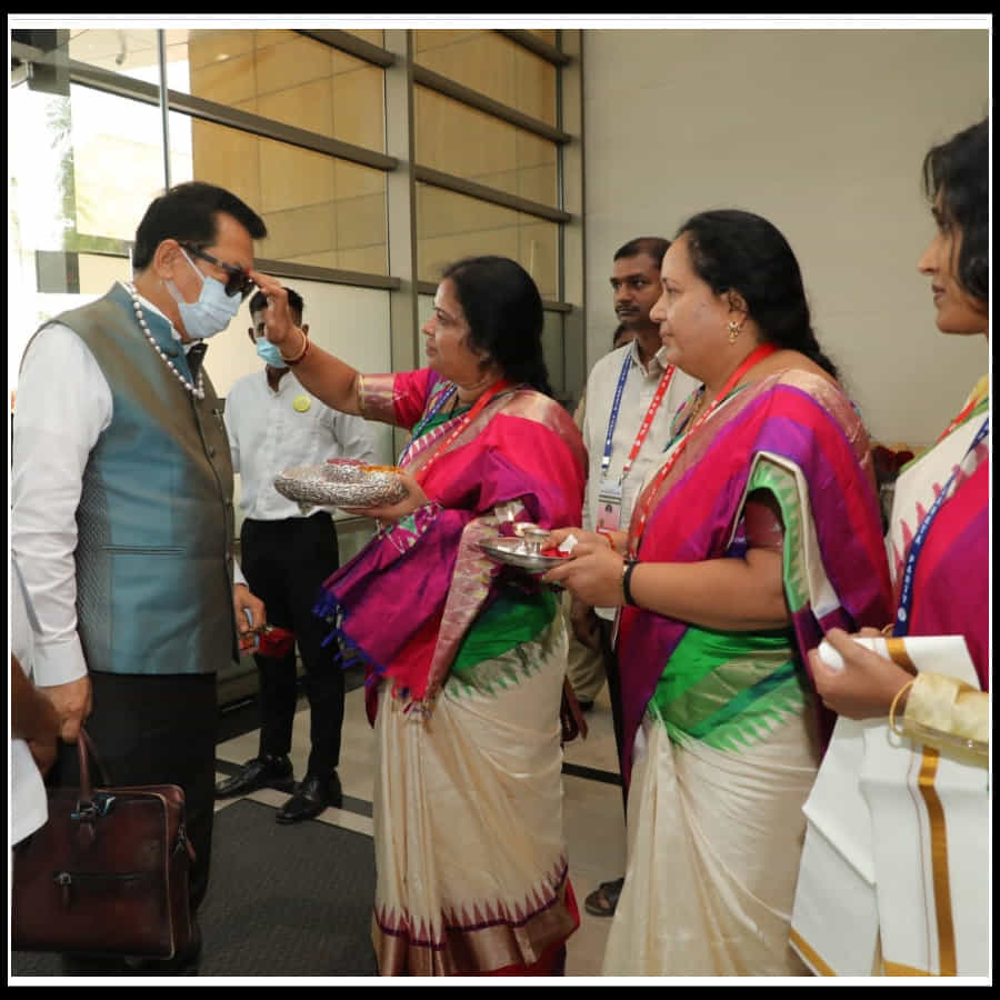 Bjp Leaders In Hyderabad: ప్రముఖ నాయకులకు బొట్టుపెట్టి మరి ఆహ్వానిస్తున్న బీజేపీ మహిళా కార్యకర్తలు...(ఫొటోస్)