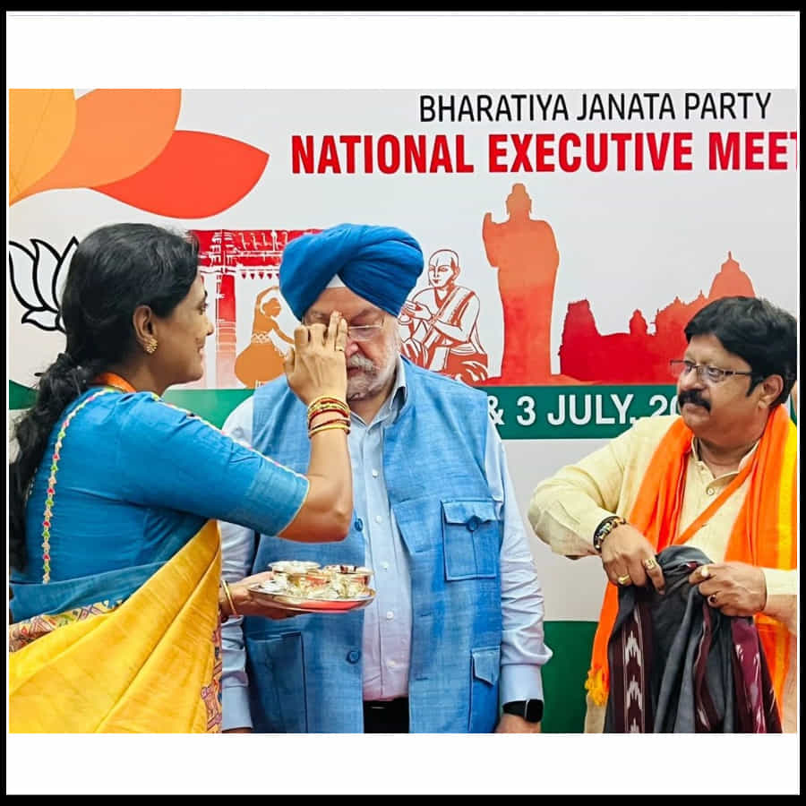 Bjp Leaders In Hyderabad: ప్రముఖ నాయకులకు బొట్టుపెట్టి మరి ఆహ్వానిస్తున్న బీజేపీ మహిళా కార్యకర్తలు...(ఫొటోస్)